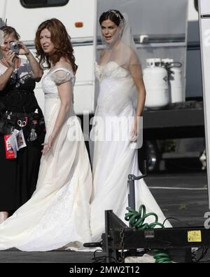 Teri Hatcher trägt ein Hochzeitskleid, um eine Szene für verzweifelte Hausfrauen zu Filmen. Am Set waren auch Eva Longoria, Marcia Cross, Felicty Huffman, Kyle McLaughlin, Doug Savant und Drea Di Matteo. Los Angeles, Ca. 7/20/09. Stockfoto