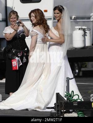 Teri Hatcher trägt ein Hochzeitskleid, um eine Szene für verzweifelte Hausfrauen zu Filmen. Am Set waren auch Eva Longoria, Marcia Cross, Felicty Huffman, Kyle McLaughlin, Doug Savant und Drea Di Matteo. Los Angeles, Ca. 7/20/09. Stockfoto