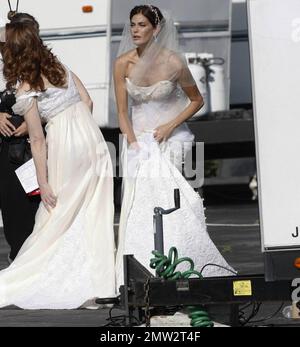 Teri Hatcher trägt ein Hochzeitskleid, um eine Szene für verzweifelte Hausfrauen zu Filmen. Am Set waren auch Eva Longoria, Marcia Cross, Felicty Huffman, Kyle McLaughlin, Doug Savant und Drea Di Matteo. Los Angeles, Ca. 7/20/09. . Stockfoto