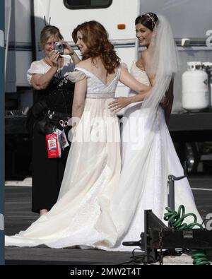 Teri Hatcher trägt ein Hochzeitskleid, um eine Szene für verzweifelte Hausfrauen zu Filmen. Am Set waren auch Eva Longoria, Marcia Cross, Felicty Huffman, Kyle McLaughlin, Doug Savant und Drea Di Matteo. Los Angeles, Ca. 7/20/09. . Stockfoto