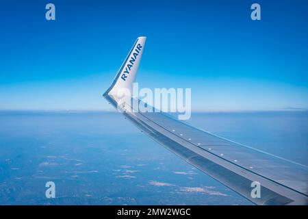 Flügel eines flugzeugs von ryanair, das über Europa fliegt. ABEL F. ROS/Alamy Stock Stockfoto