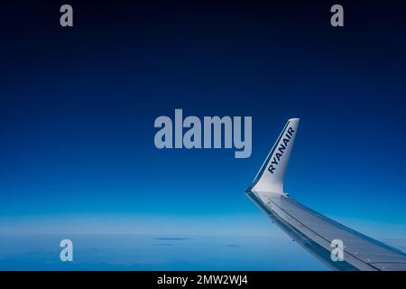 Flügel eines ryanair-Flugzeugs, das über das Mittelmeer fliegt. ABEL F. ROS/Alamy Stock Stockfoto