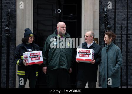 LONDON, 1. Februar 2023, Paul Nowak Generalsekretär des TUC (zweite Rechte), wird von einem Vertreter der Feuerwehr-Gewerkschaft und des NHS Ambulance Service begleitet, während sie eine Massenpetition gegen die Pläne der Regierung einreichen, ein neues Gesetz über Mindestdienstleistungsniveaus während Streiks einzuführen. Stockfoto