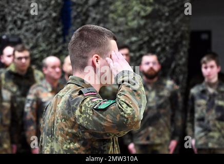 Augustdorf, Deutschland. 01. Februar 2023. Ein Soldat des Panzerbataillons der Bundeswehr, 203 Salut. Nach der Entscheidung der deutschen Regierung, 14 Leopard-2-Panzer an die Ukraine zu liefern, will der Minister mehr über die Leistung des Waffensystems erfahren. Kredit: Ann-Marie Utz/dpa/Alamy Live News Stockfoto