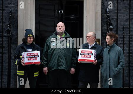 LONDON, 1. Februar 2023, Paul Nowak Generalsekretär des TUC (zweite Rechte), wird von einem Vertreter der Feuerwehr-Gewerkschaft und des NHS Ambulance Service begleitet, während sie eine Massenpetition gegen die Pläne der Regierung einreichen, ein neues Gesetz über Mindestdienstleistungsniveaus während Streiks einzuführen. Stockfoto