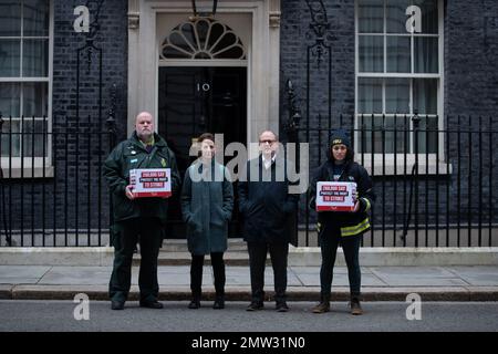 LONDON, 1. Februar 2023, Paul Nowak Generalsekretär des TUC (zweite Rechte), wird von einem Vertreter der Feuerwehr-Gewerkschaft und des NHS Ambulance Service begleitet, während sie eine Massenpetition gegen die Pläne der Regierung einreichen, ein neues Gesetz über Mindestdienstleistungsniveaus während Streiks einzuführen. Stockfoto