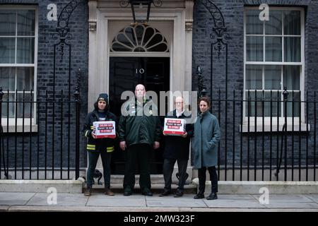 LONDON, 1. Februar 2023, Paul Nowak Generalsekretär des TUC (zweite Rechte), wird von einem Vertreter der Feuerwehr-Gewerkschaft und des NHS Ambulance Service begleitet, während sie eine Massenpetition gegen die Pläne der Regierung einreichen, ein neues Gesetz über Mindestdienstleistungsniveaus während Streiks einzuführen. Stockfoto