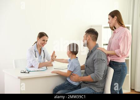 Eltern und Sohn beim Kinderarzt. Arzt im Krankenhaus Stockfoto