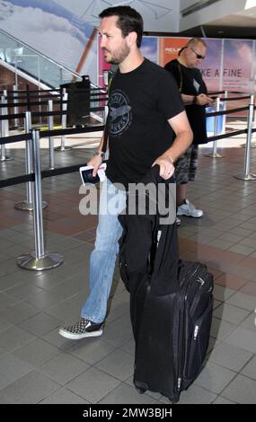 EXKLUSIV!! Am besten bekannt für seine Rollen als Gordie Lachance in „Stand By Me“ und Wesley Crusher in „Star Trek: The Next Generation“, der Schauspieler Wil Wheaton geht zum Flughafen LAX. Los Angeles, Kalifornien. 4/26/11. Stockfoto