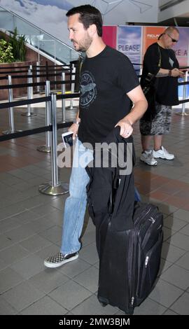 EXKLUSIV!! Am besten bekannt für seine Rollen als Gordie Lachance in „Stand By Me“ und Wesley Crusher in „Star Trek: The Next Generation“, der Schauspieler Wil Wheaton geht zum Flughafen LAX. Los Angeles, Kalifornien. 4/26/11. Stockfoto