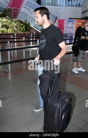 EXKLUSIV!! Am besten bekannt für seine Rollen als Gordie Lachance in „Stand By Me“ und Wesley Crusher in „Star Trek: The Next Generation“, der Schauspieler Wil Wheaton geht zum Flughafen LAX. Los Angeles, Kalifornien. 4/26/11. Stockfoto