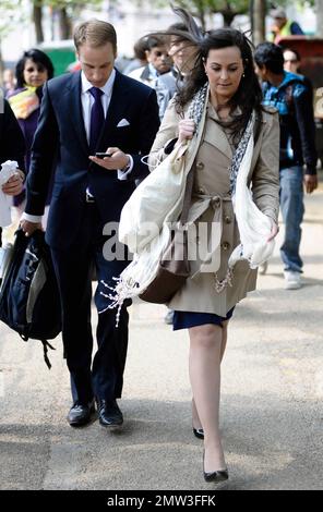 Prince William und Kate Middleton Look-A-Looks werden am Tag vor der königlichen Hochzeit in London, Großbritannien, von den Medien vor dem Buckingham Palace interviewt. 4/28/11. Stockfoto