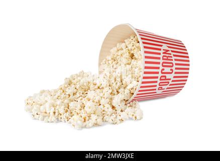 Umgekippter Papiereimer mit köstlichem Popcorn, isoliert auf Weiß Stockfoto