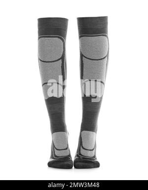 Frau trägt Kniestrümpfe auf weißem Hintergrund, Nahaufnahme der Beine. Wintersportkleidung Stockfoto