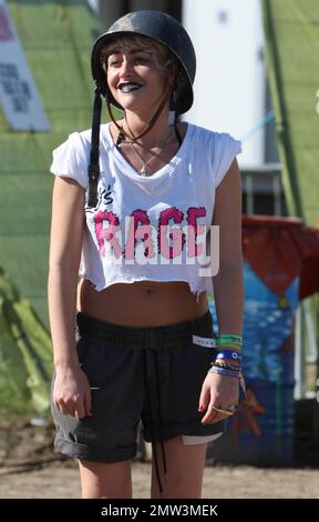Jaime Winstone trägt kurze Hosen, ein abgeschnittenes Oberteil und einen Armeehut, während sie den Tag beim alljährlichen Glastonbury Festival 40. in Glastonbury, Großbritannien, genießt. 6/25/11. Stockfoto