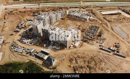 Bau von Wohngebäuden in Weißrussland. Drohnenansicht. Stockfoto