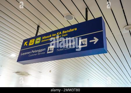 Unterschreiben Sie das Schild am Kundenserviceraum und am Ticketschalter am Bahnhof Stockfoto