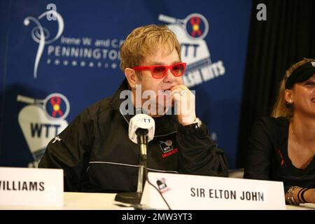 Sir Elton John tritt beim Advanta World TeamTennis (WTT) Smash Hits Wohltätigkeitstennisevent im Peter Maravich Assembly Center auf dem Campus der Louisiana State University an. Baton Rouge, LA 12/8/09. Stockfoto