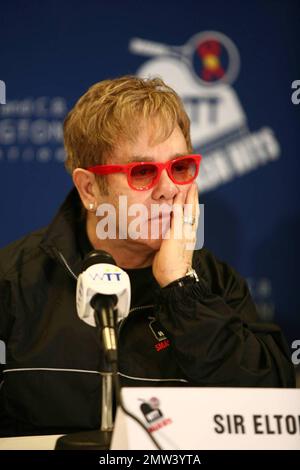 Sir Elton John tritt beim Advanta World TeamTennis (WTT) Smash Hits Wohltätigkeitstennisevent im Peter Maravich Assembly Center auf dem Campus der Louisiana State University an. Baton Rouge, LA 12/8/09. Stockfoto