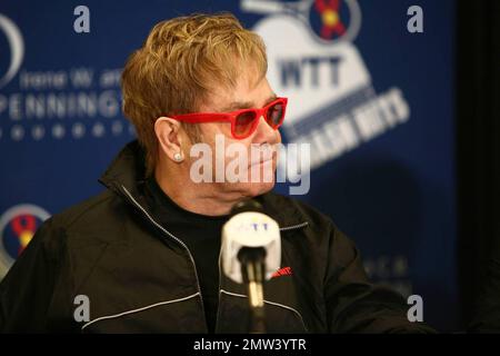 Sir Elton John tritt beim Advanta World TeamTennis (WTT) Smash Hits Wohltätigkeitstennisevent im Peter Maravich Assembly Center auf dem Campus der Louisiana State University an. Baton Rouge, LA 12/8/09. Stockfoto