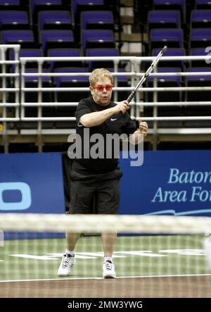 Sir Elton John tritt beim Advanta World TeamTennis (WTT) Smash Hits Wohltätigkeitstennisevent im Peter Maravich Assembly Center auf dem Campus der Louisiana State University an. Baton Rouge, LA 12/8/09. Stockfoto