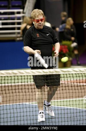 Sir Elton John tritt beim Advanta World TeamTennis (WTT) Smash Hits Wohltätigkeitstennisevent im Peter Maravich Assembly Center auf dem Campus der Louisiana State University an. Baton Rouge, LA 12/8/09. Stockfoto