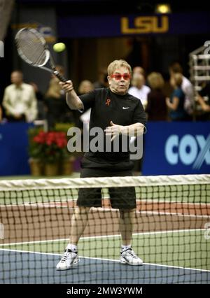 Sir Elton John tritt beim Advanta World TeamTennis (WTT) Smash Hits Wohltätigkeitstennisevent im Peter Maravich Assembly Center auf dem Campus der Louisiana State University an. Baton Rouge, LA 12/8/09. Stockfoto