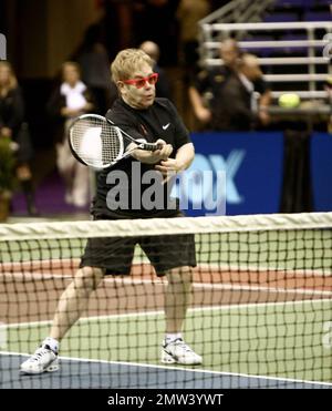 Sir Elton John tritt beim Advanta World TeamTennis (WTT) Smash Hits Wohltätigkeitstennisevent im Peter Maravich Assembly Center auf dem Campus der Louisiana State University an. Baton Rouge, LA 12/8/09. Stockfoto