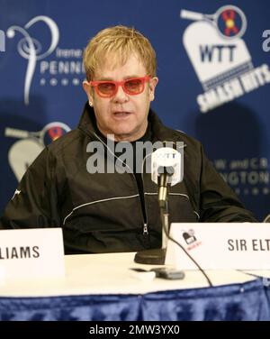 Sir Elton John tritt beim Advanta World TeamTennis (WTT) Smash Hits Wohltätigkeitstennisevent im Peter Maravich Assembly Center auf dem Campus der Louisiana State University an. Baton Rouge, LA 12/8/09. Stockfoto