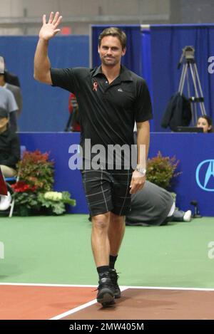 Jan-Michael Gambill bei den 18. jährlichen World Team Tennis (WTT) Smash Hits präsentiert von GEICO, einer Wohltätigkeits-Tennisveranstaltung zugunsten der Elton John AIDS Foundation und der Washington AIDS Partnership, die in der Bender Arena der American University stattfindet. Vor dem Tennisspiel besuchten die Spieler einen VIP-Empfang und nahmen an einer Live-Auktion Teil. Washington, D.C. 11/15/10. Stockfoto