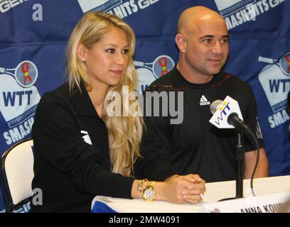 Anna Kournikova und Andre Agassi auf dem 18. Jährlichen World Team Tennis (WTT) Smash Hits, präsentiert von GEICO, einer Wohltätigkeitsveranstaltung zugunsten der Elton John AIDS Foundation und der Washington AIDS Partnership in der Bender Arena der American University. Vor dem Tennisspiel besuchten die Spieler einen VIP-Empfang und nahmen an einer Live-Auktion Teil. Washington, D.C. 11/15/10. Stockfoto