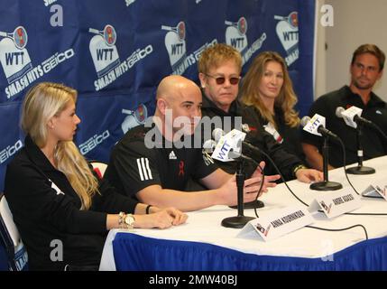 Anna Kournikova, Andre Agassi, Elton John, Stephanie Graf und Jan-Michael Gambill auf dem 18. Jährlichen World Team Tennis (WTT) Smash Hits, präsentiert von GEICO, einer Wohltätigkeitsveranstaltung für die Elton John AIDS Foundation und die Washington AIDS Partnership in der Bender Arena der American University. Vor dem Tennisspiel besuchten die Spieler einen VIP-Empfang und nahmen an einer Live-Auktion Teil. Washington, D.C. 11/15/10. Stockfoto