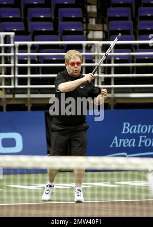 Sir Elton John tritt beim Advanta World TeamTennis (WTT) Smash Hits Wohltätigkeitstennisevent im Peter Maravich Assembly Center auf dem Campus der Louisiana State University an. Baton Rouge, LA 12/8/09. . Stockfoto