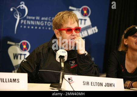 Sir Elton John tritt beim Advanta World TeamTennis (WTT) Smash Hits Wohltätigkeitstennisevent im Peter Maravich Assembly Center auf dem Campus der Louisiana State University an. Baton Rouge, LA 12/8/09. . Stockfoto