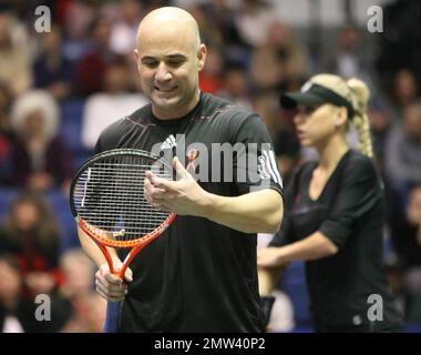 Anna Kournikova und Andre Agassi auf dem 18. Jährlichen World Team Tennis (WTT) Smash Hits, präsentiert von GEICO, einer Wohltätigkeitsveranstaltung zugunsten der Elton John AIDS Foundation und der Washington AIDS Partnership in der Bender Arena der American University. Vor dem Tennisspiel besuchten die Spieler einen VIP-Empfang und nahmen an einer Live-Auktion Teil. Washington, D.C. 11/15/10. Stockfoto