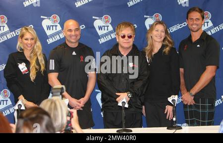 Anna Kournikova, Andre Agassi, Elton John, Stephanie Graf und Jan-Michael Gambill auf dem 18. Jährlichen World Team Tennis (WTT) Smash Hits, präsentiert von GEICO, einer Wohltätigkeitsveranstaltung für die Elton John AIDS Foundation und die Washington AIDS Partnership in der Bender Arena der American University. Vor dem Tennisspiel besuchten die Spieler einen VIP-Empfang und nahmen an einer Live-Auktion Teil. Washington, D.C. 11/15/10. Stockfoto