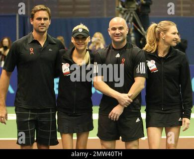 Jan-Michael Gambill, Anna Kournikova, Andre Agassi und Stephanie Graf auf dem 18. Jährlichen World Team Tennis (WTT) Smash Hits von GEICO, einer Wohltätigkeitsveranstaltung zugunsten der Elton John AIDS Foundation und der Washington AIDS Partnership in der Bender Arena der American University. Vor dem Tennisspiel besuchten die Spieler einen VIP-Empfang und nahmen an einer Live-Auktion Teil. Washington, D.C. 11/15/10. Stockfoto