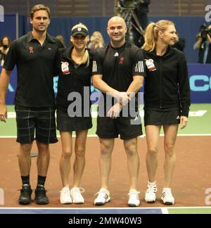 Jan-Michael Gambill, Anna Kournikova, Andre Agassi und Stephanie Graf auf dem 18. Jährlichen World Team Tennis (WTT) Smash Hits von GEICO, einer Wohltätigkeitsveranstaltung zugunsten der Elton John AIDS Foundation und der Washington AIDS Partnership in der Bender Arena der American University. Vor dem Tennisspiel besuchten die Spieler einen VIP-Empfang und nahmen an einer Live-Auktion Teil. Washington, D.C. 11/15/10. Stockfoto