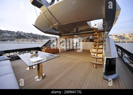 Die History Supreme wurde von einem anonymen malaysischen Geschäftsmann für Stuart Hughes aus Liverpool, Großbritannien, in Auftrag gegeben und ist mit $4,84 Milliarden Dollar wahrscheinlich die teuerste Yacht der Welt. Die 100-Fuß-Yacht dauerte drei Jahre und enthält fast 100.000 Kilogramm massives Gold und Platin. Alle Ausstattungsmerkmale, einschließlich der Decks, des Essbereichs, der Schienen und des Ankers, bestehen aus Edelmetallen und das gesamte Schiff ist in Gold umhüllt, eine dünne Schicht, die speziell für den riesigen Teil des Schiffs geformt wurde. Das Hauptschlafviertel ist mit Platin-Akzenten geschmückt, einschließlich einer Wandfigur Stockfoto