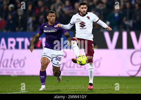 Florenz, Italien. 01. Februar 2023 Antonio Sanabria vom Turin FC konkurriert während des Fußballspiels Coppa Italia zwischen ACF Fiorentina und dem Turin FC um den Ball mit Igor Julio von ACF Fiorentina. Kredit: Nicolò Campo/Alamy Live News Stockfoto