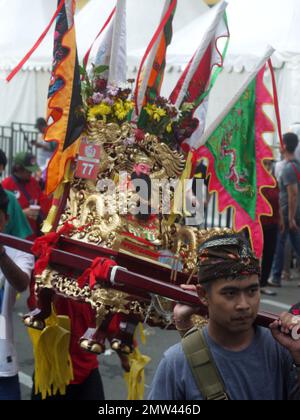 Eine Parade mit Statuen chinesischer Götter während der Cap-Go-Meh-Feier zum chinesischen Neujahrsfest Stockfoto