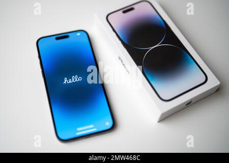 Apple iPhone 14 Pro Max, Space Black, Smartphone mit 3 Kameras, ausgepackt, isoliert auf weißem Hintergrund. Stockfoto