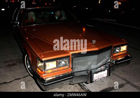 Yasmin Khan, Tochter der Schauspielerin Rita Hayworth, fährt vom Madeo Restaurant in einem braunen Cadillac weg, der einst ihrer Mutter gehörte. Los Angeles, Kalifornien. 2/10/10. Stockfoto