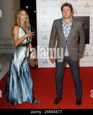 (L-R) Yasmin und Simon Le Bon kommen in Londons zeitgenössischer Saatchi-Galerie für die Premiere von „Your Moment is Waiting“ an, einem Film zur Förderung des Tourismus in der indischen Stadt Kerala, Regie Prakash Varma mit dem Modell Miriam Ilorah. London, Großbritannien. 09/21/10. Stockfoto