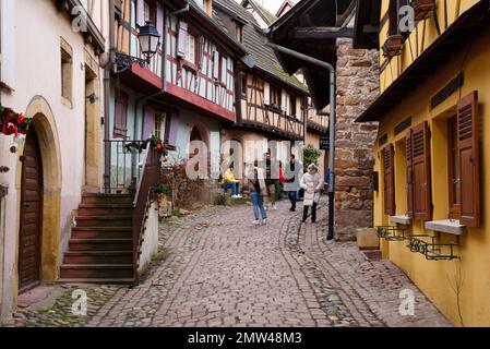 Eguisheim, Frankreich - 12 27 2022: Eguisheim, das schönste Dorf Frankreichs Stockfoto