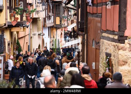 Eguisheim, Frankreich - 12 27 2022: Eguisheim, das schönste Dorf Frankreichs Stockfoto