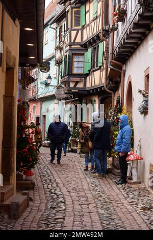 Eguisheim, Frankreich - 12 27 2022: Eguisheim, das schönste Dorf Frankreichs Stockfoto