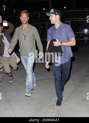 Der Schauspieler Zac Efron zeigte seine Teamunterstützung mit einer Lakers-Mütze, als er beim Basketballspiel Lakers gegen San Antonio Spurs im Staples Center eintraf. Los Angeles, Kalifornien. 13. November 2012 Stockfoto