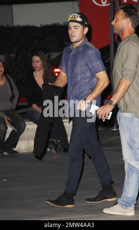 Der Schauspieler Zac Efron zeigte seine Teamunterstützung mit einer Lakers-Mütze, als er beim Basketballspiel Lakers gegen San Antonio Spurs im Staples Center eintraf. Los Angeles, Kalifornien. 13. November 2012 Stockfoto