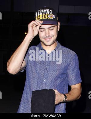 Der Schauspieler Zac Efron zeigte seine Teamunterstützung mit einer Lakers-Mütze, als er beim Basketballspiel Lakers gegen San Antonio Spurs im Staples Center eintraf. Los Angeles, Kalifornien. 13. November 2012 Stockfoto